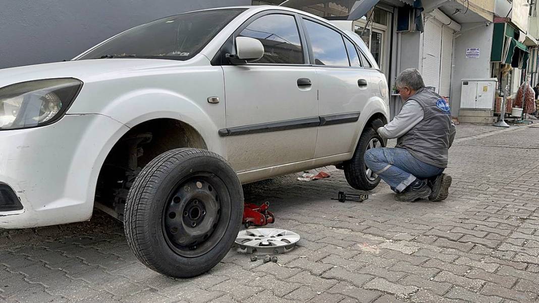 Aracını sokağa park edenler mahalle sakinleri sabah korkunç manzarayla karşılaştı! Apart topar polisi aradılar 7